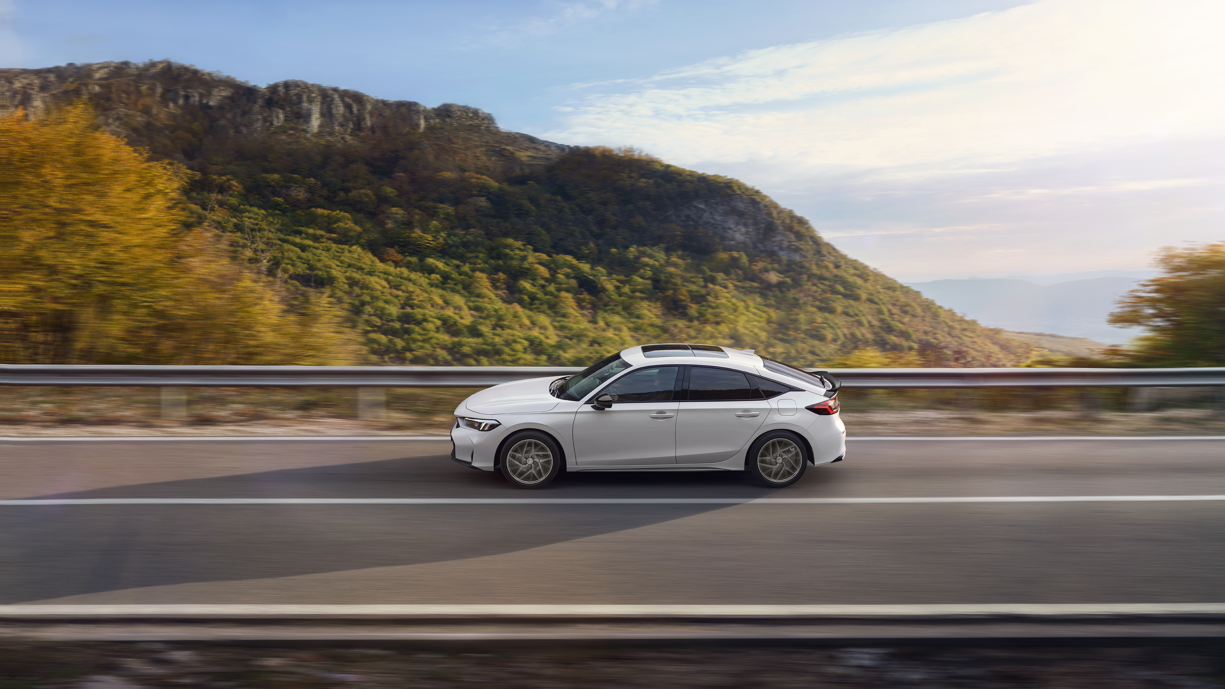 Honda Civic roulant dans un endroit montagneux.